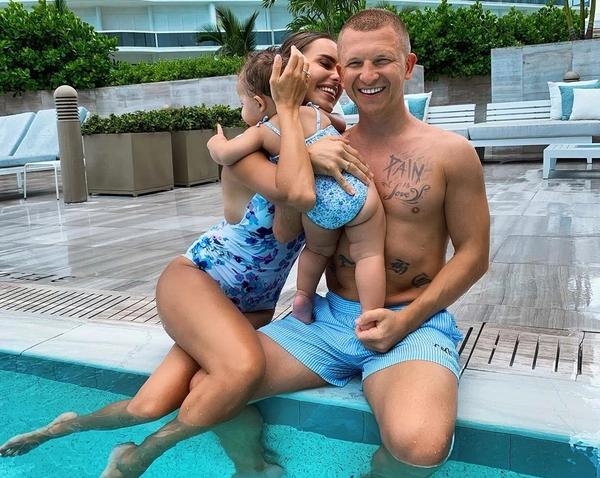 Певица Ханна и ее 11-месячная дочь копируют стиль Ирины Шейк и Леа Купер