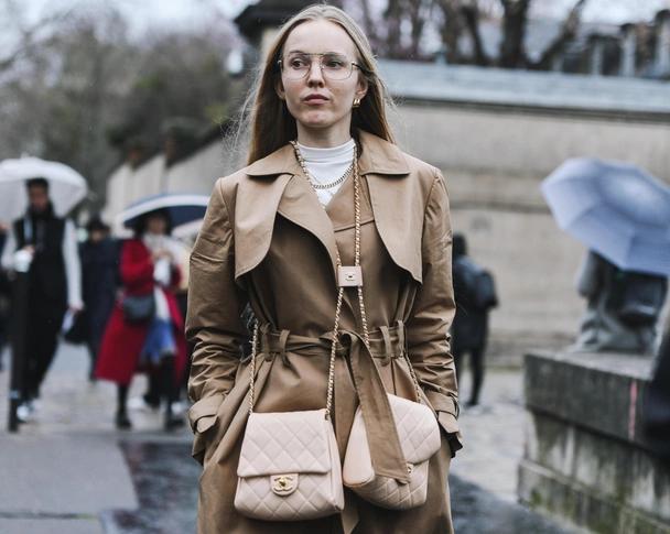 Этой осенью носите двойную сумку одну поверх другой