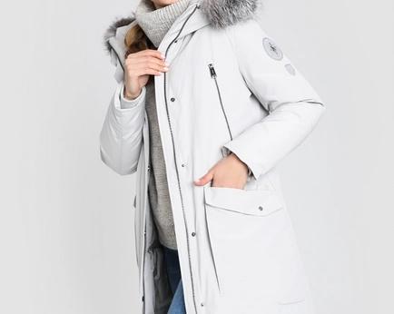 В коллекции Ostin появились идеальные пуховики с мехом енота