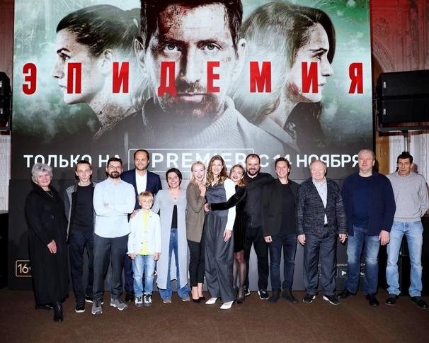 Александр Яценко вышел в свет со своей второй женой которая скоро родит ему третьего сына