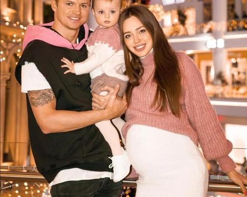 Анастасия Тарасова носит одежду мужа на последнем месяце беременности