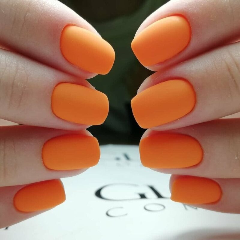 Оранжевый маникюр на короткие ногти 3
