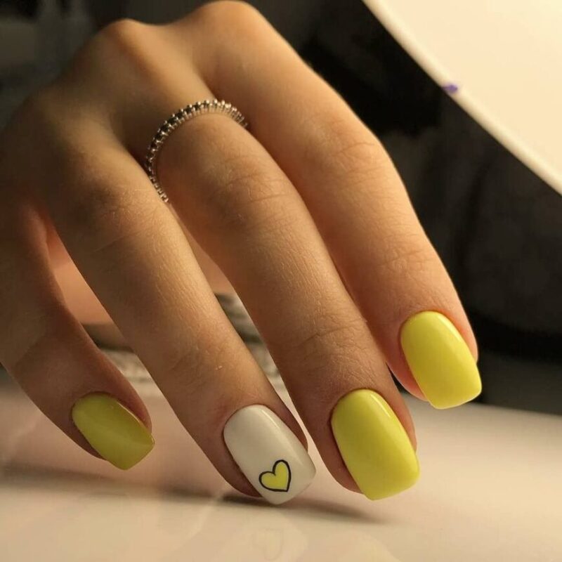 Лимонный маникюр на короткие ногти 3