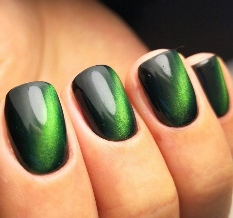 Остролистовый зеленый маникюр на короткие ногти 1