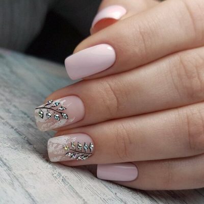 Маникюр со стразами 2022 (+300 фото): новые шикарные идеи дизайна ногтей