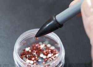 Маникюр со стразами - техника, шаг 3