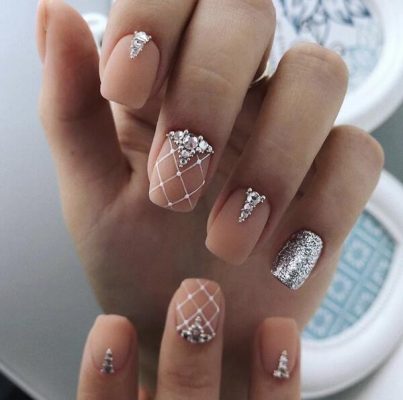 Маникюр со стразами 2022 (+300 фото): новые шикарные идеи дизайна ногтей