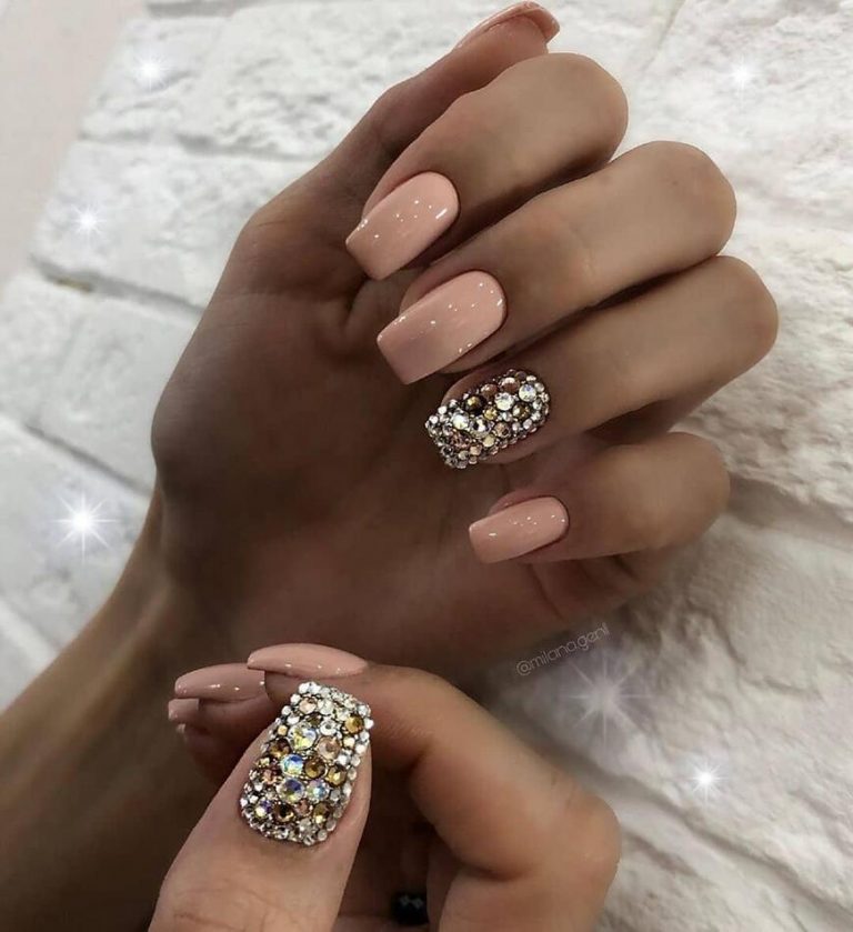 Маникюр со стразами 2022 (+300 фото): новые шикарные идеи дизайна ногтей