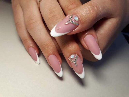 Маникюр со стразами 2022 (+300 фото): новые шикарные идеи дизайна ногтей