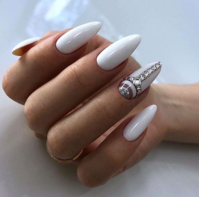 Маникюр со стразами 2022 (+300 фото): новые шикарные идеи дизайна ногтей