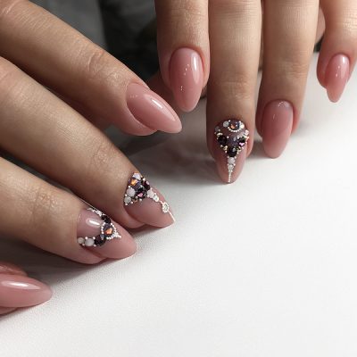 Маникюр со стразами 2022 (+300 фото): новые шикарные идеи дизайна ногтей