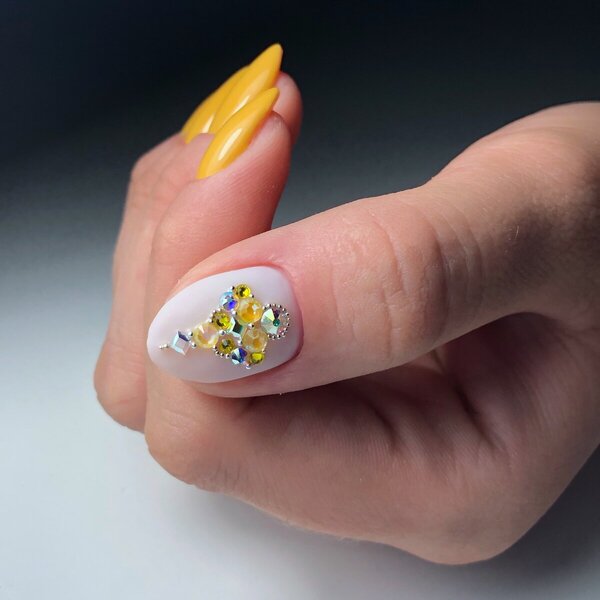 Маникюр со стразами 2022 (+300 фото): новые шикарные идеи дизайна ногтей
