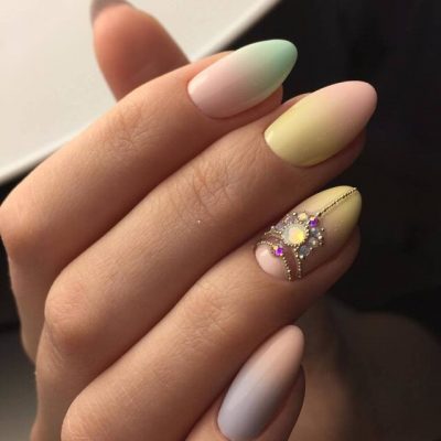 Маникюр со стразами 2022 (+300 фото): новые шикарные идеи дизайна ногтей