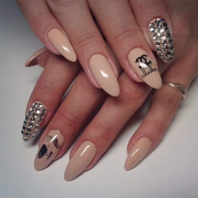Маникюр со стразами 2022 (+300 фото): новые шикарные идеи дизайна ногтей