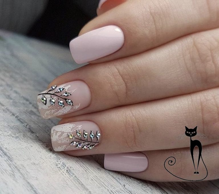 Маникюр со стразами 2022 (+300 фото): новые шикарные идеи дизайна ногтей