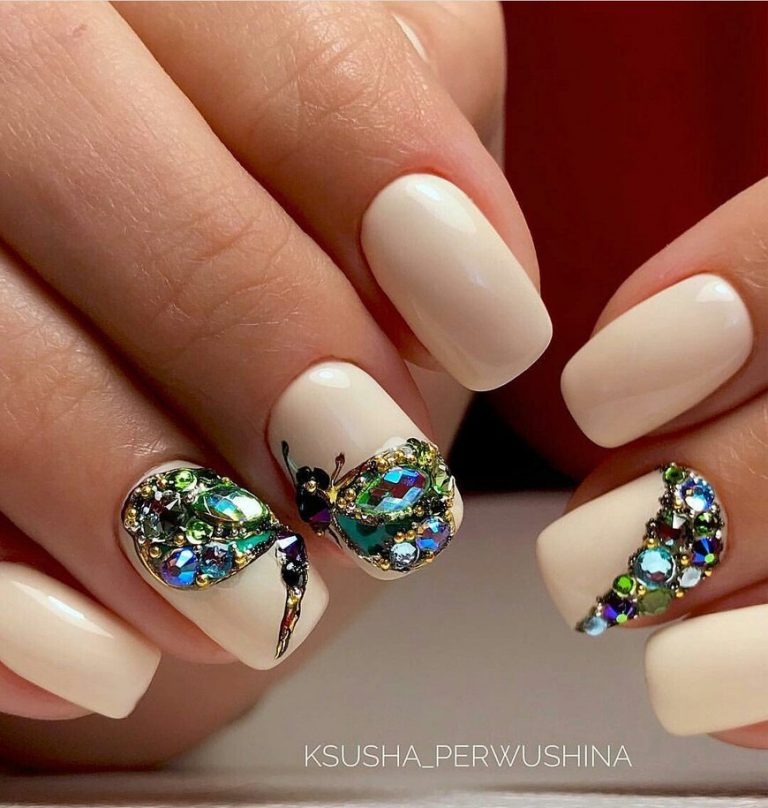 Маникюр со стразами 2022 (+300 фото): новые шикарные идеи дизайна ногтей
