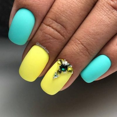 Маникюр со стразами 2022 (+300 фото): новые шикарные идеи дизайна ногтей