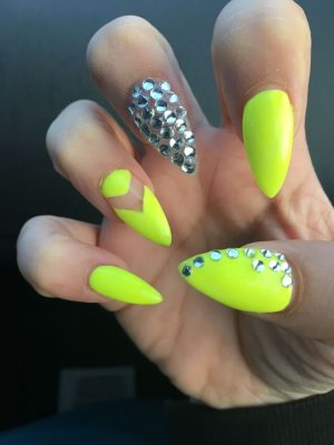 Маникюр со стразами 2022 (+300 фото): новые шикарные идеи дизайна ногтей