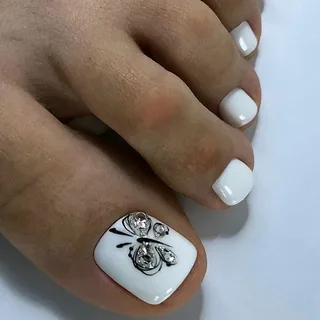 Рисунки на белых ногтях