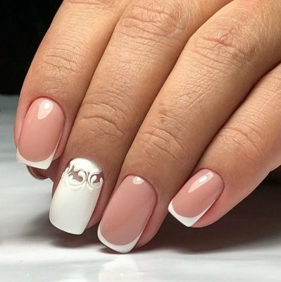 Маникюр с блёстками у кутикулы