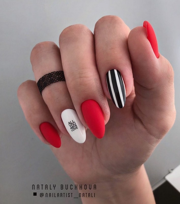 дизайн ногтей красный с надписями