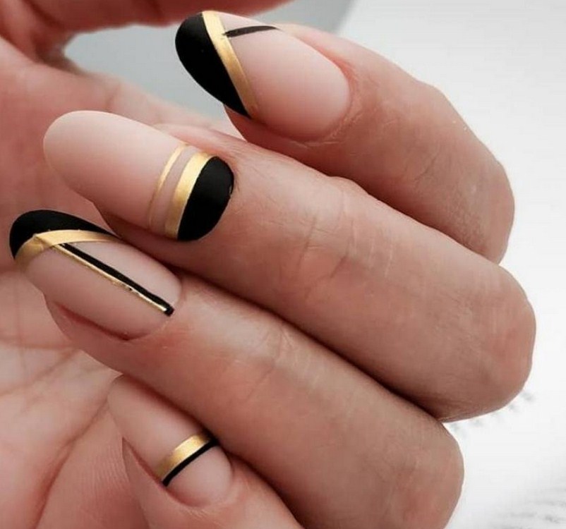 дизайн с золотыми полосками на ногтях