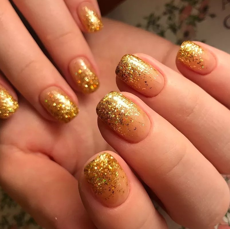 маникюр с золотом на короткие ногти