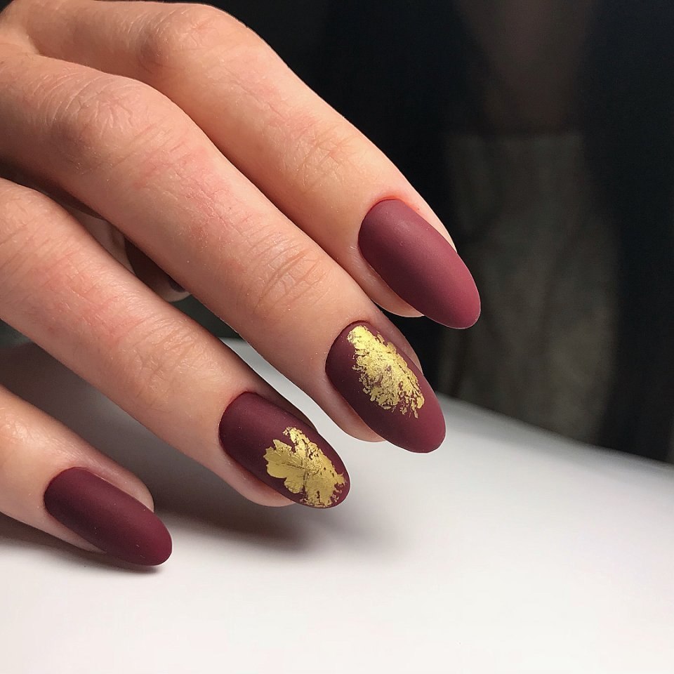матовое золото на ногтях