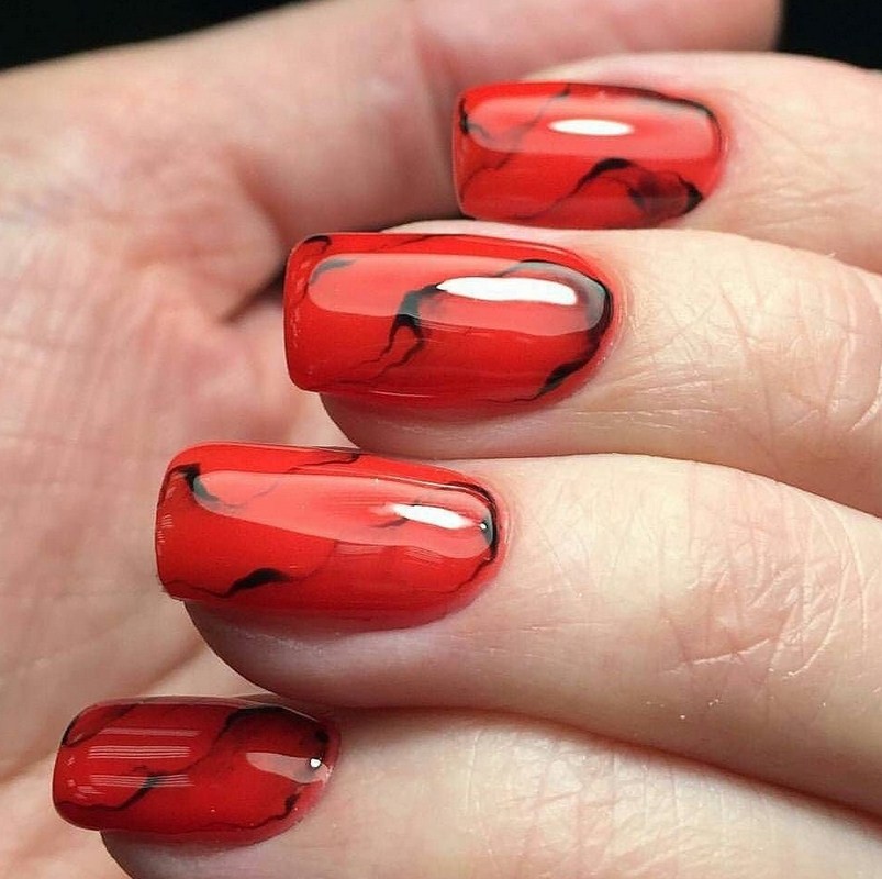 Мраморный дизайн красных ногтей
