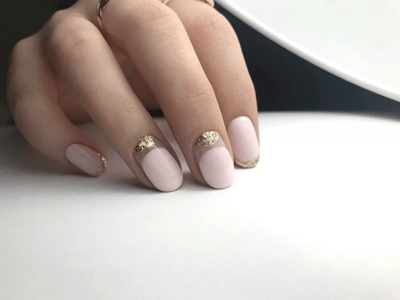нюдовые ногти с золотом