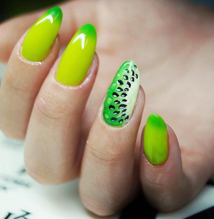 Зелёные ногти овальной формы