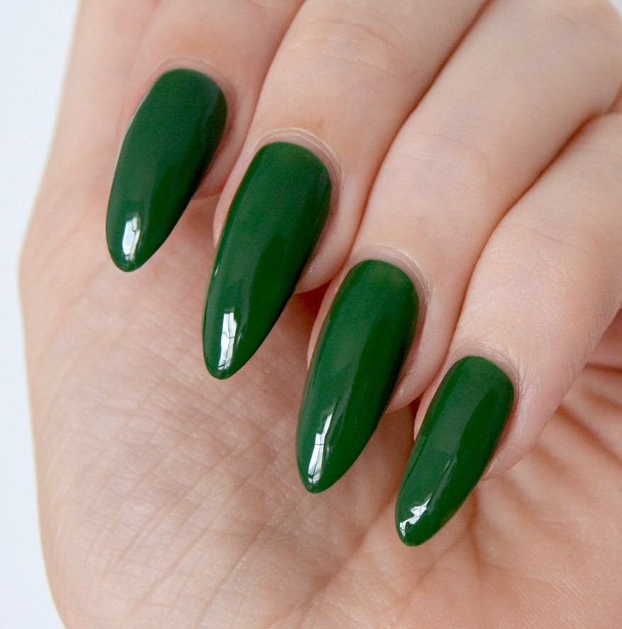 Зелёные ногти овальной формы