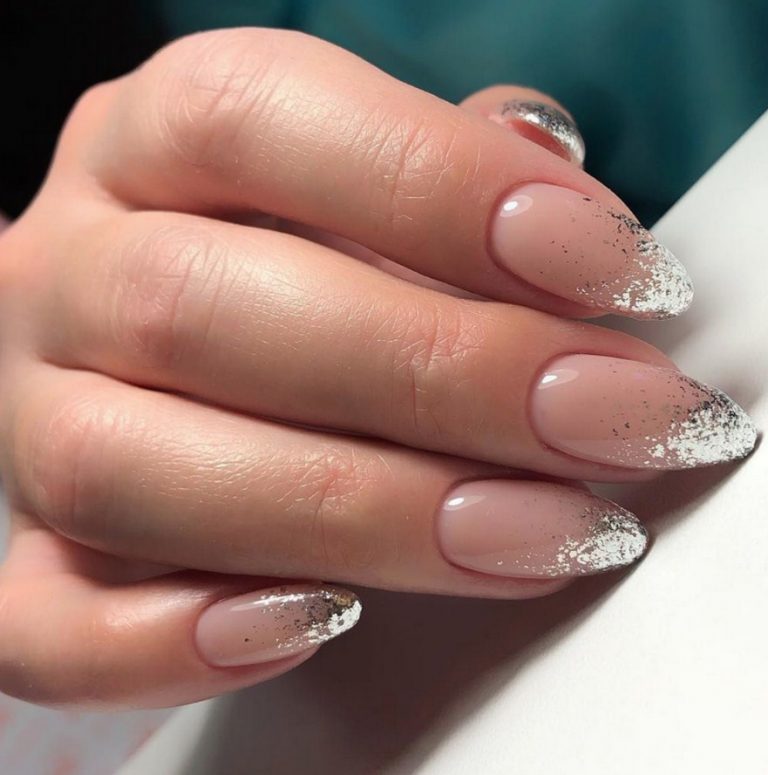 Французский маникюр с блёстками Французский маникюр с блёстками