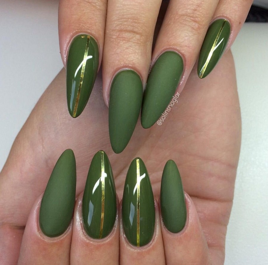 Зелёные ногти острой формы