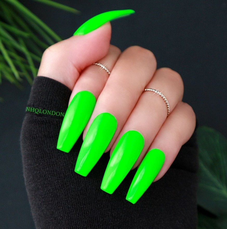 Зелёные ногти квадратной формы