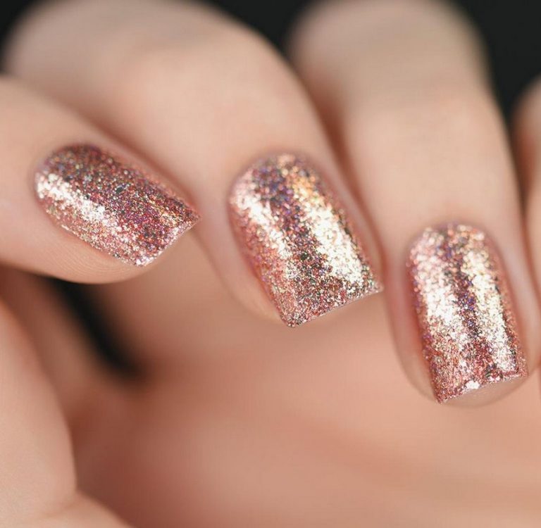 Короткие ногти с блеском