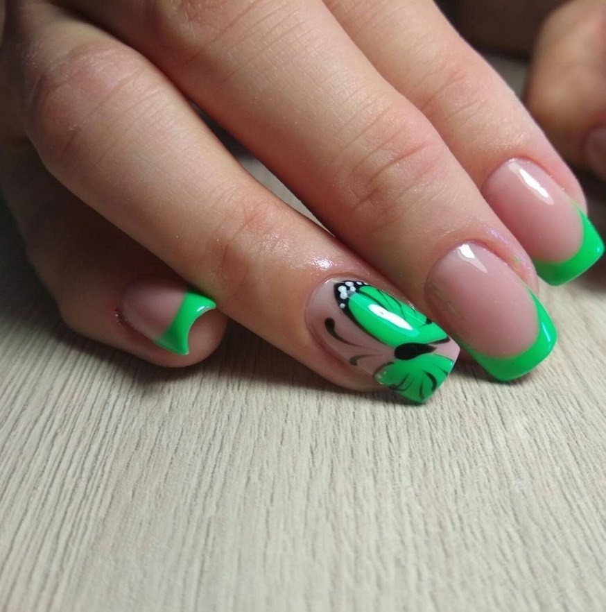 Зелёный френч на ногтях
