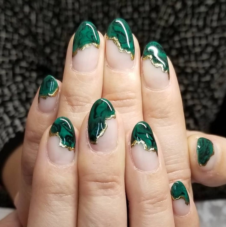 Имитация натурального камня на зелёных ногтях