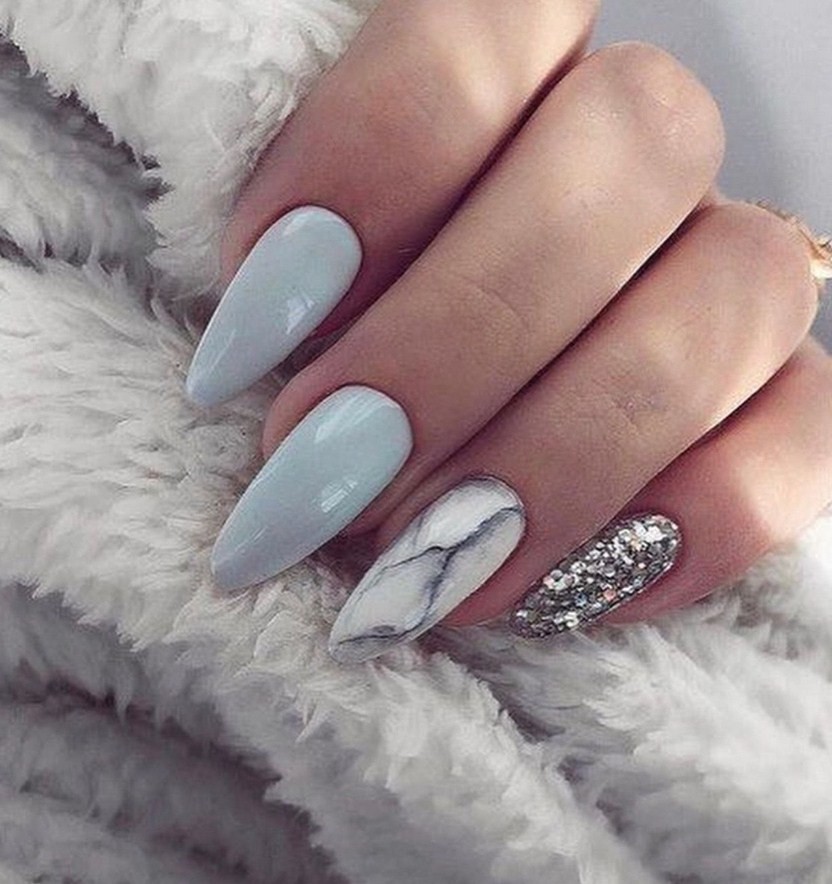 зимний дизайн для миндалевидных ногтей