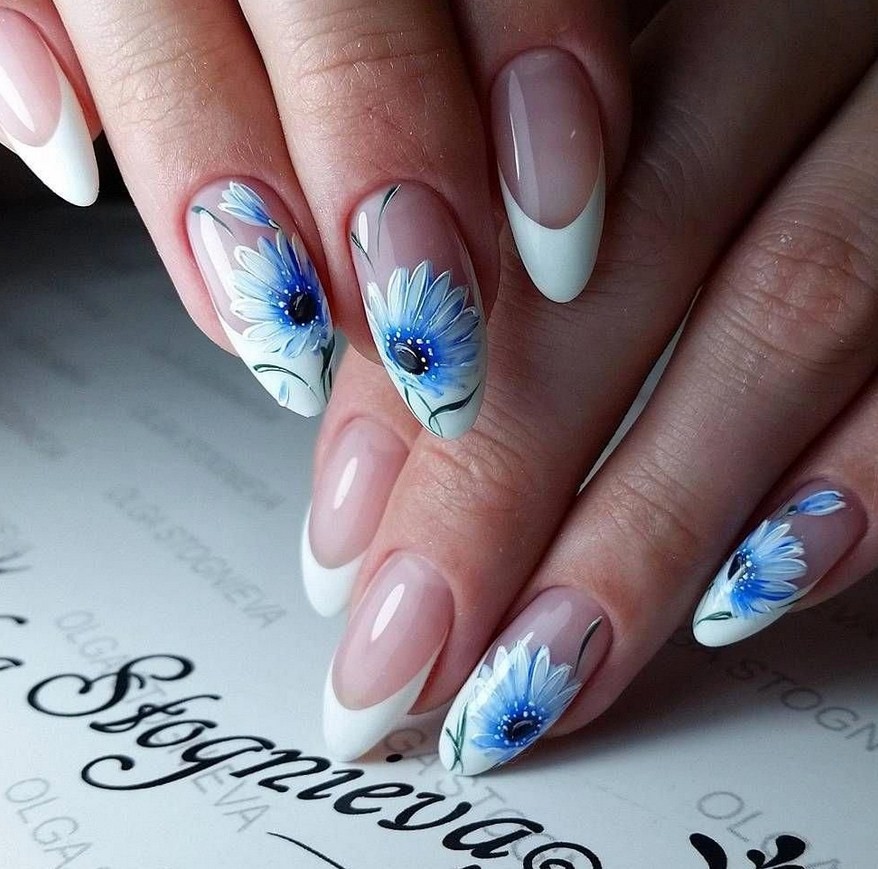 Ногти миндаль с цветами