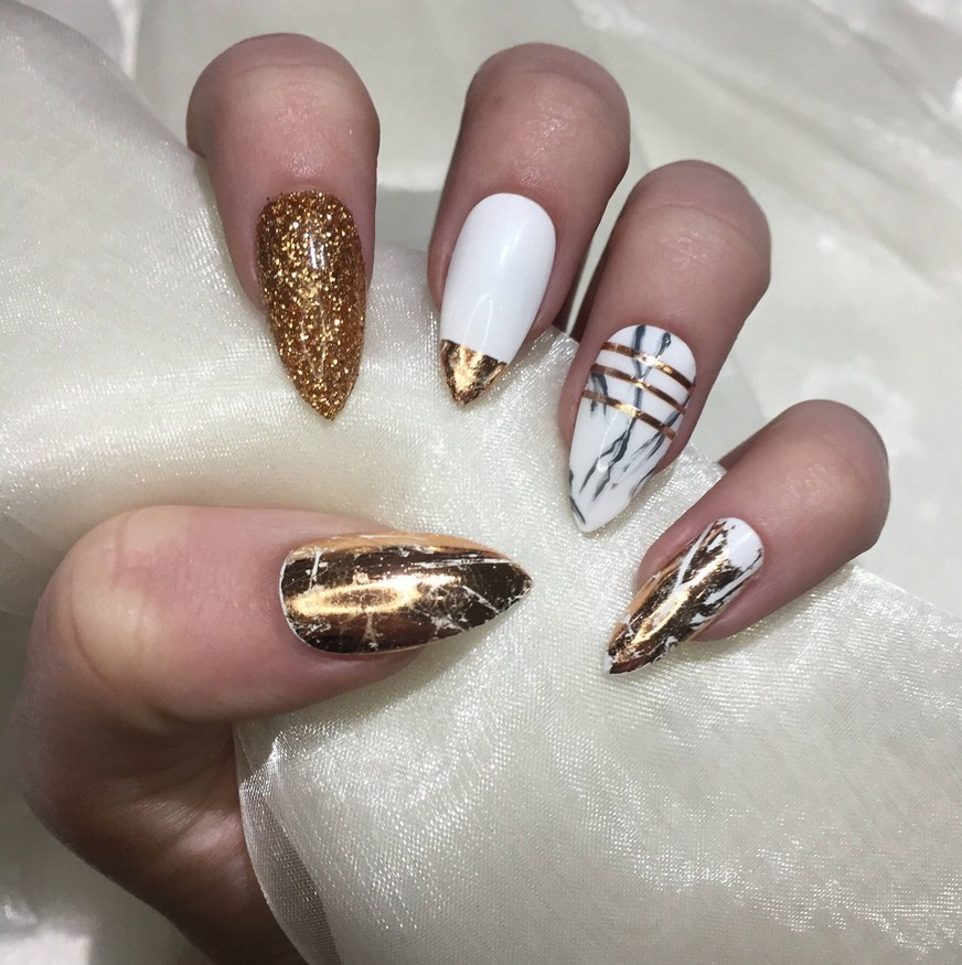 Мраморные ногти с золотом