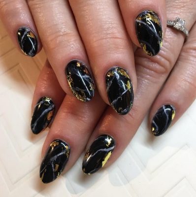 Новинки и модные идеи маникюра с надписями на ногтях