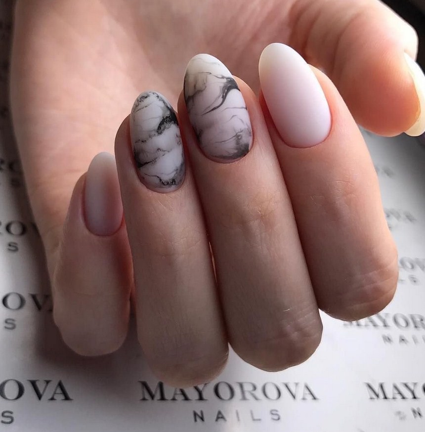 Матовый дизайн мраморных ногтей