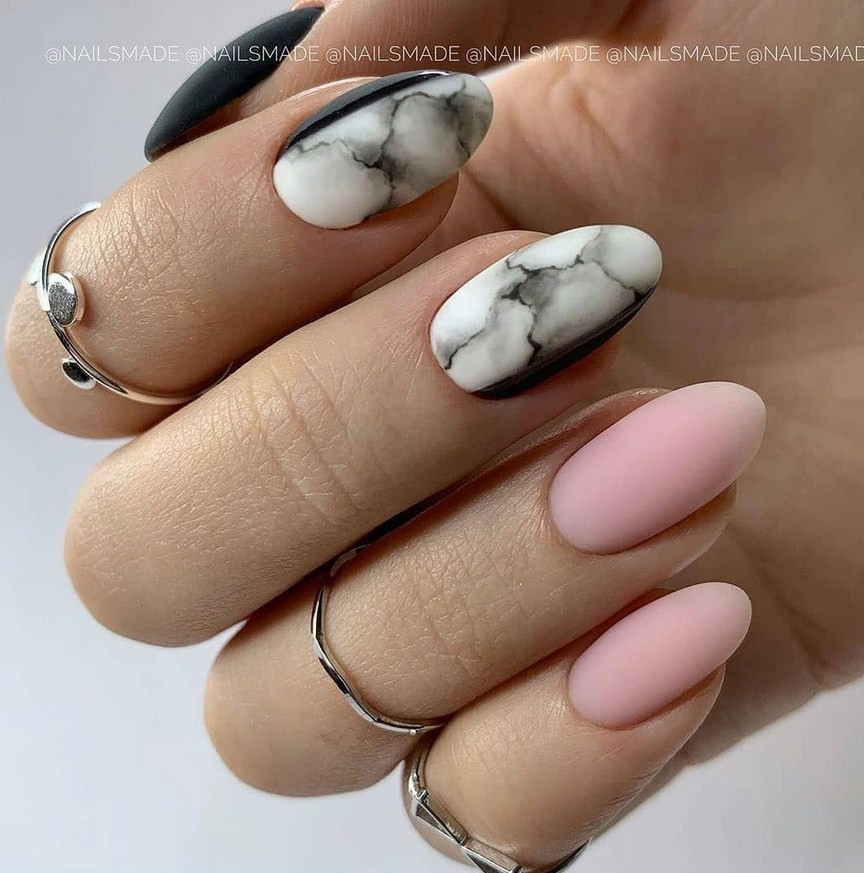 Матовый дизайн мраморных ногтей