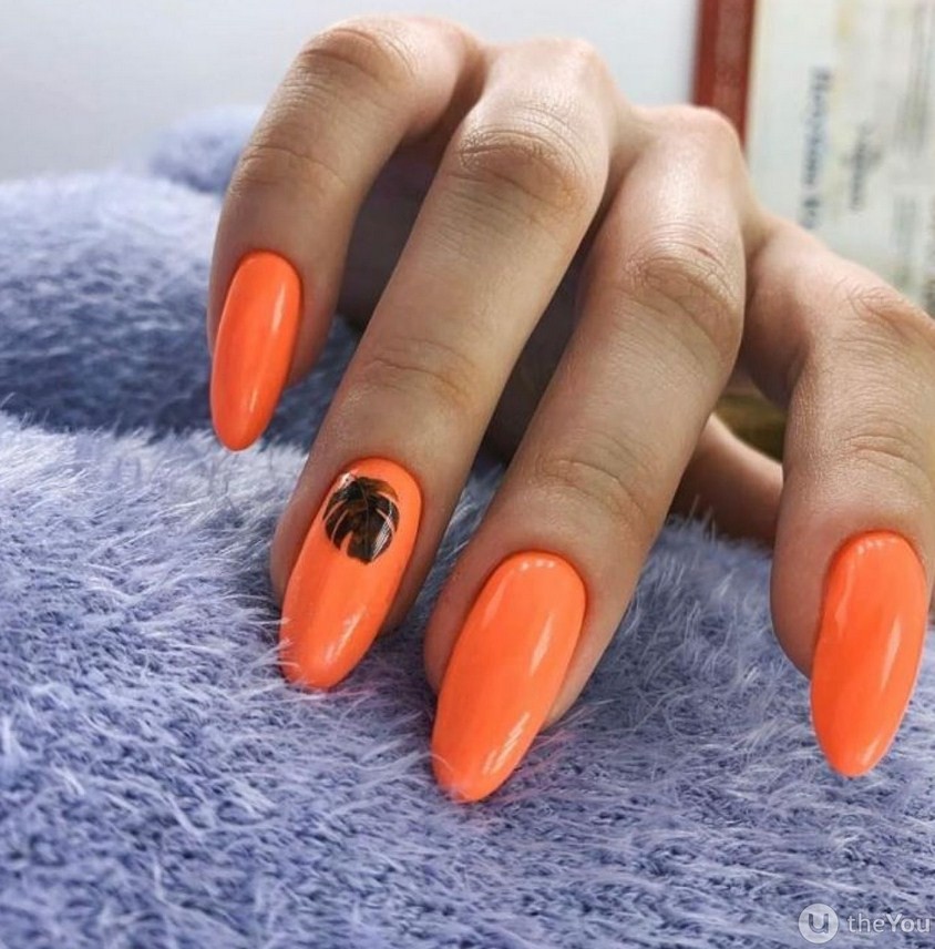оранжевый маникюр на миндальные ногти