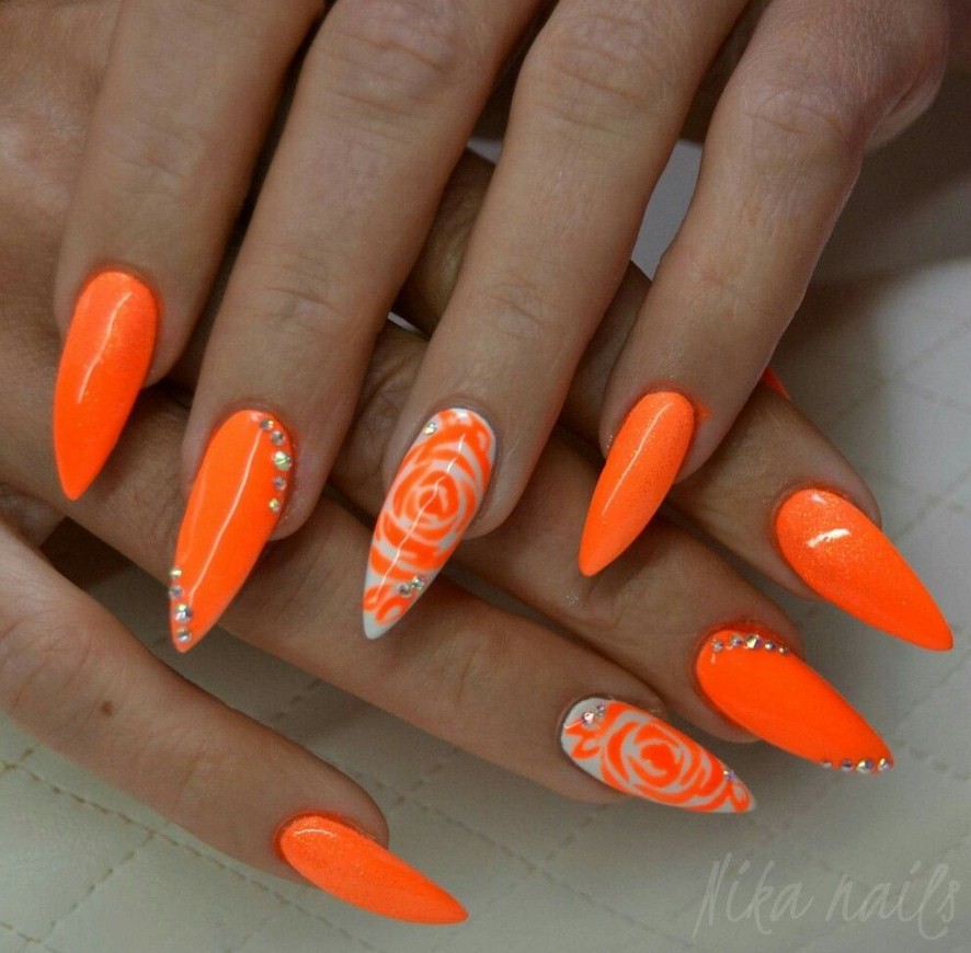 оранжевый маникюр на острые ногти
