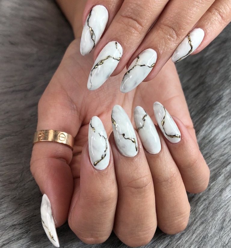 Миндальные ногти с надписями