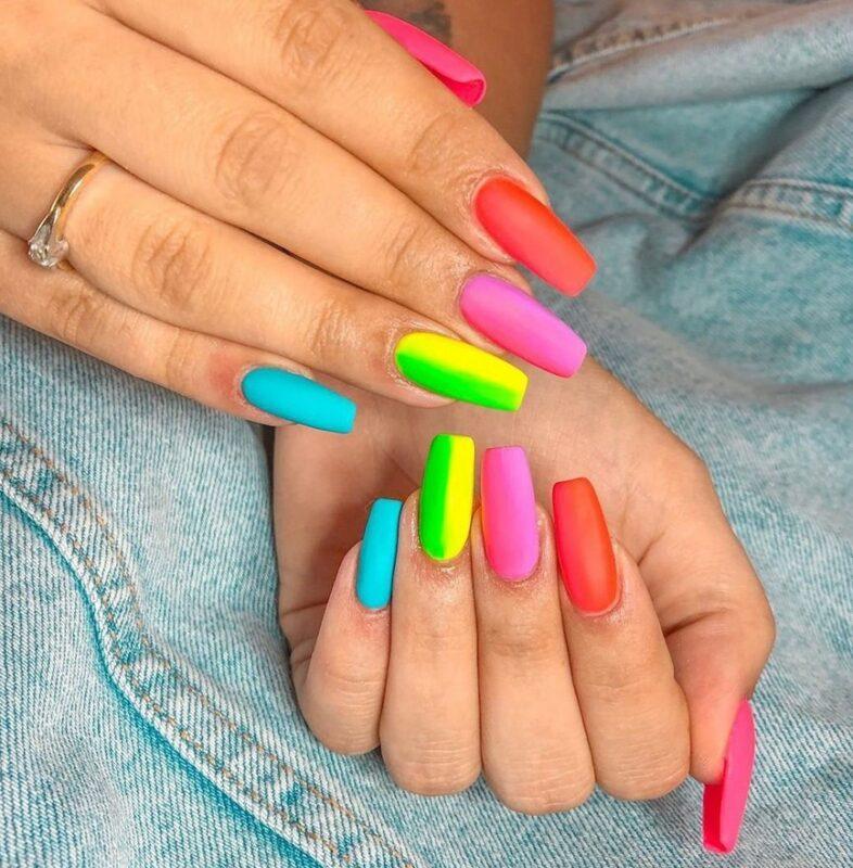 Все ногти разного цвета