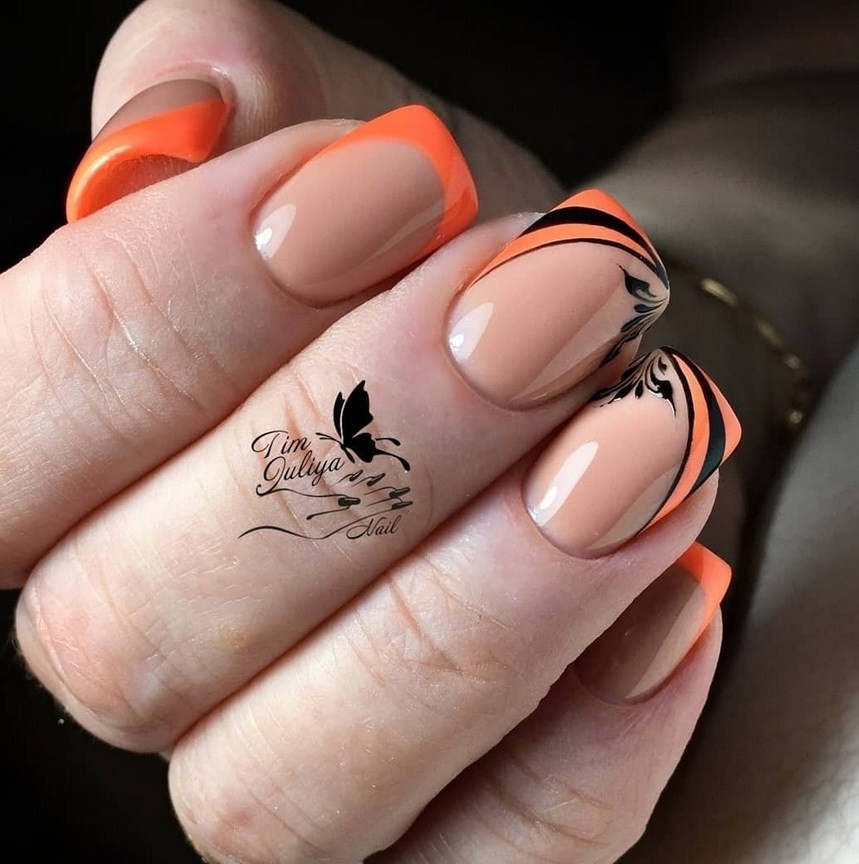 Оранжевый френч на ногтях