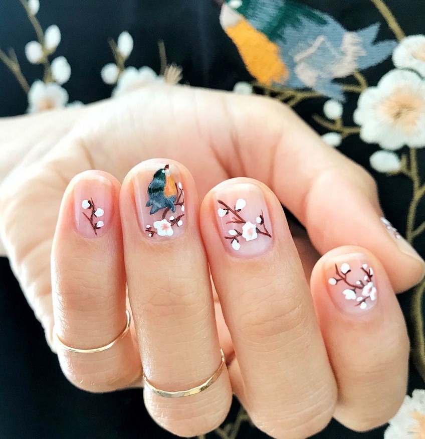 Маникюр с цветочками на короткие ногти